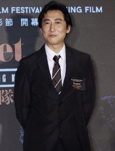 洪金宝|70岁洪金宝穿格纹衫亮相，越来越像普通老头，少了年轻时的霸气感