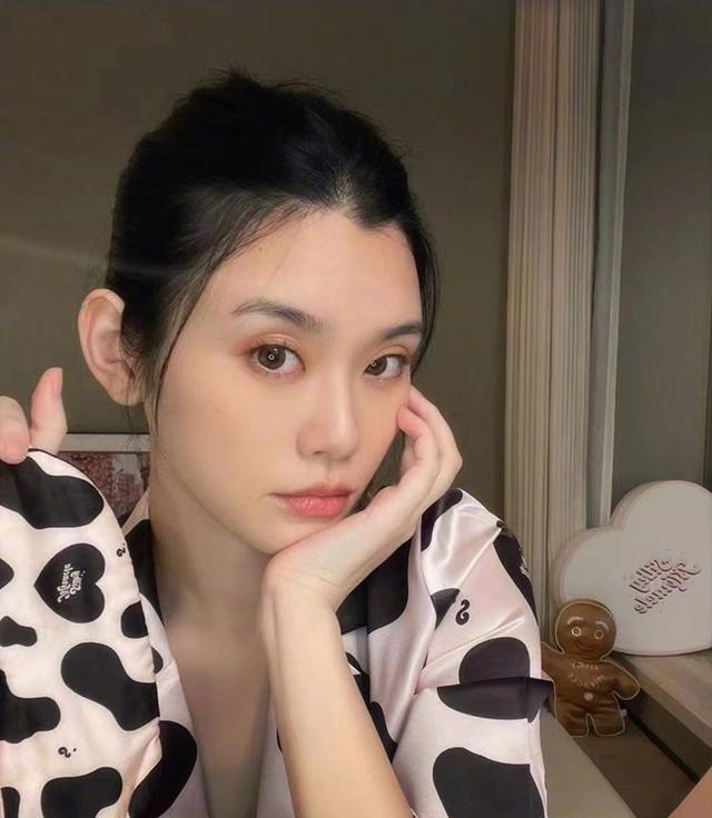 孔雪儿|王灿穿奚梦瑶同款睡衣，两条浴巾价值上万！只想当网红不进娱乐圈