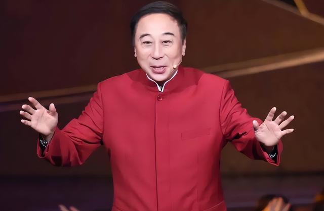 杜淳|64岁冯巩国庆节饭馆唱歌,端酒杯唱完一口闷