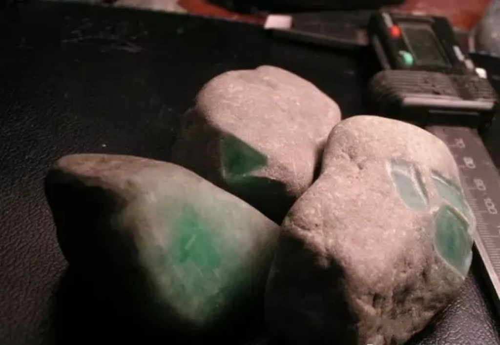 翡翠|翡翠原石:小白如何在翡翠原石中夹缝求生,收藏这一篇就够了!