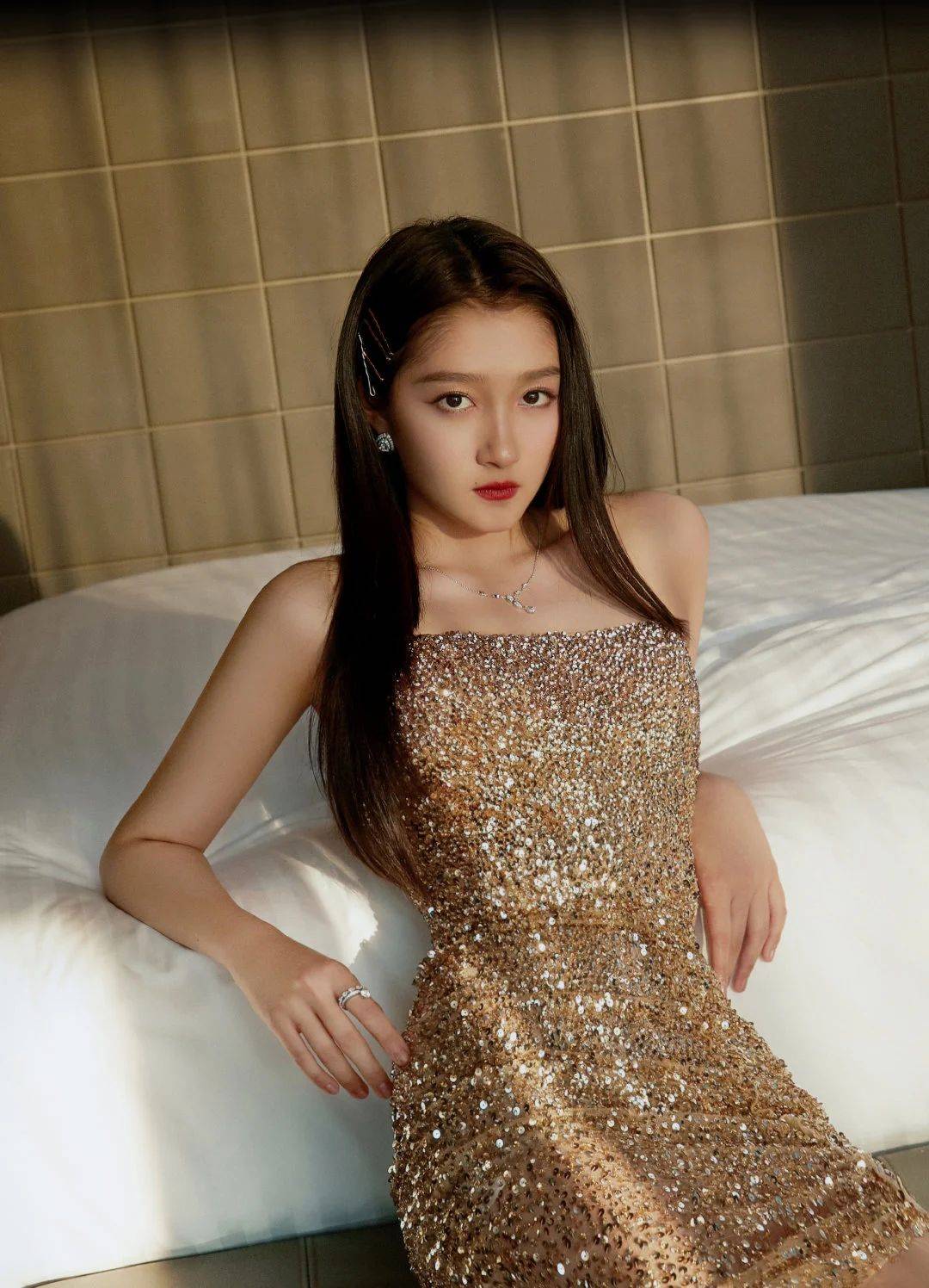 明星|女明星金色亮片裙，风格差距居然有这么大