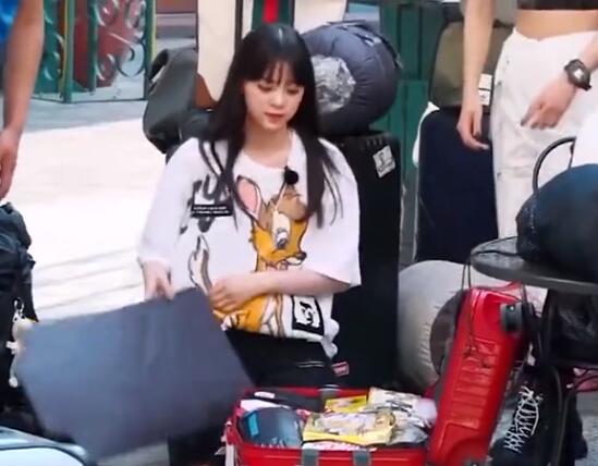 关晓彤|女星假吃有多假？杨紫借位咬空气，关晓彤只咬不吞，欧阳娜娜离谱