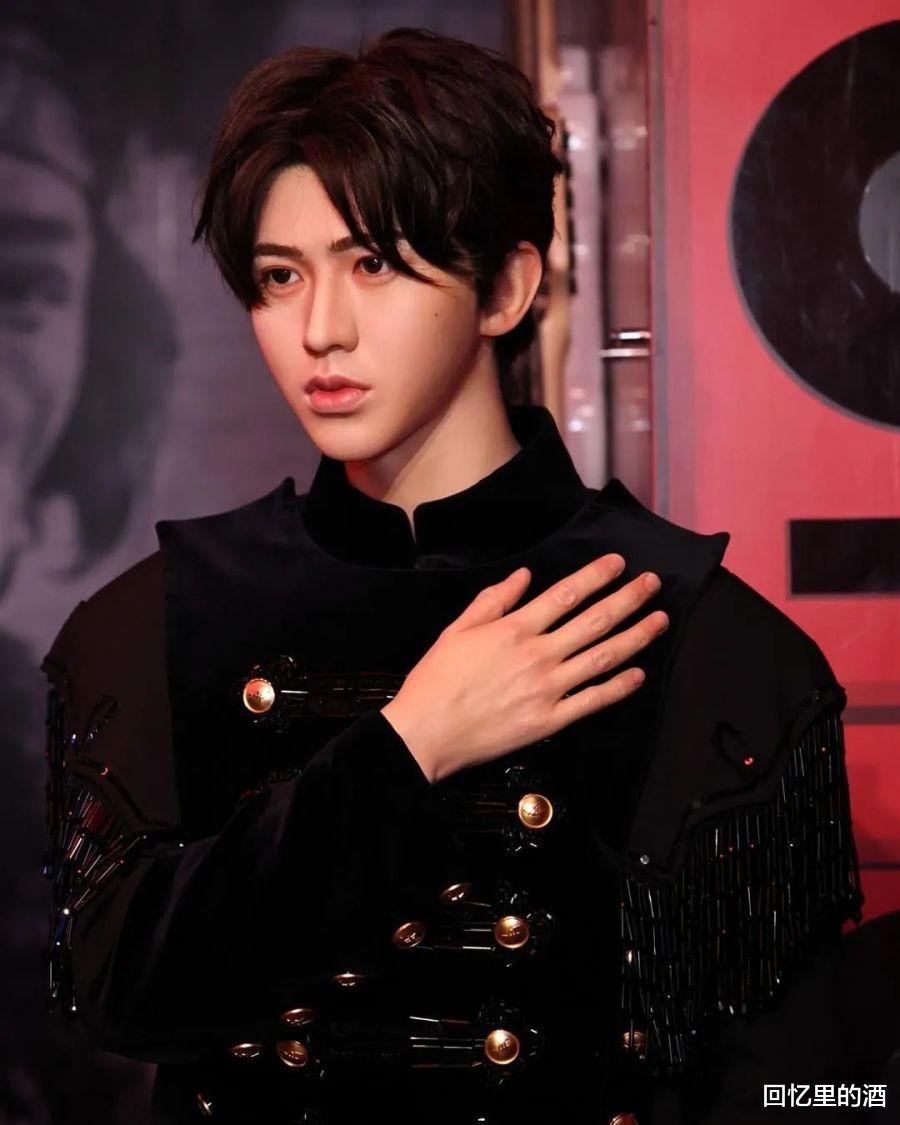 杨幂|谁敢信这是杨幂啊？神似热依扎还暴露脸僵，可以入选灾难名场面了