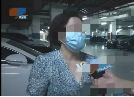 浙江杭州,赵女士花400多万买的一台宾利,被一男子骑着摩托车撞出了一个洞