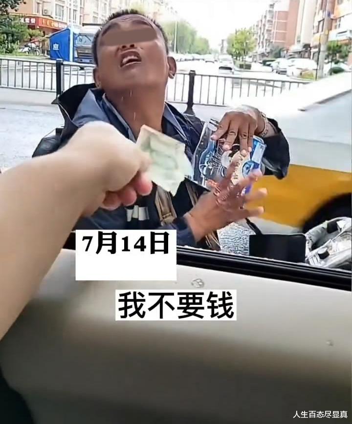 我不是要饭的!男子坐轮椅强买强卖,一张光盘要100,不买就撞车