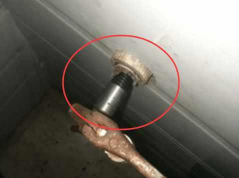 水龙头断墙里怎么办?笨办法费力不讨好,教你三个办法轻松取出