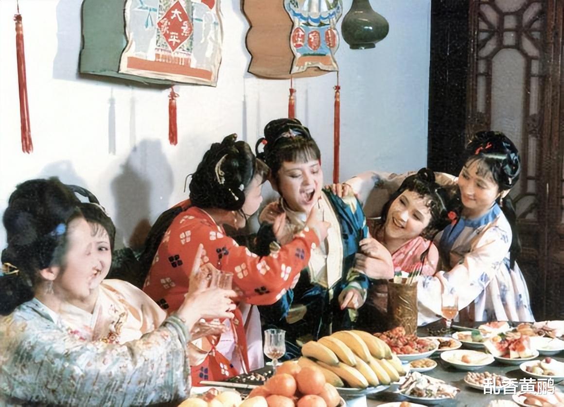 贾宝玉|都曾是宝玉候选人，都对心爱姑娘表白，一个割腕自杀一个抱美人归