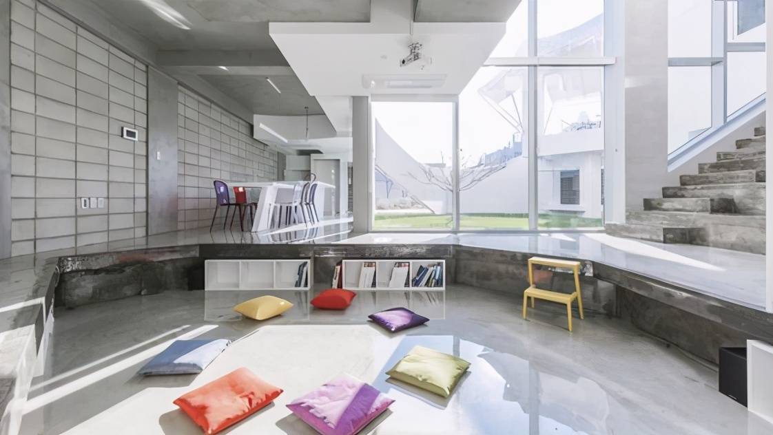 复式房跟着国外学，连着楼梯口打地台，比下沉30cm还实用！