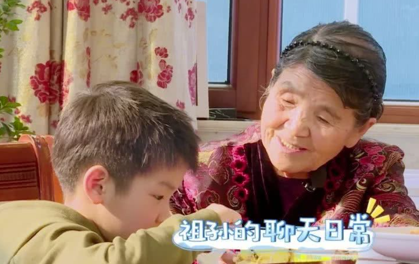 黄圣依|黄圣依九旬婆婆一天播两场,轮流帮2个女儿,网友:到底有没有钱?