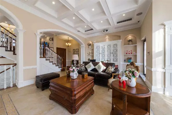 200平美式别墅无主灯,但是凹吊顶上的射灯如星罗棋布的夜空