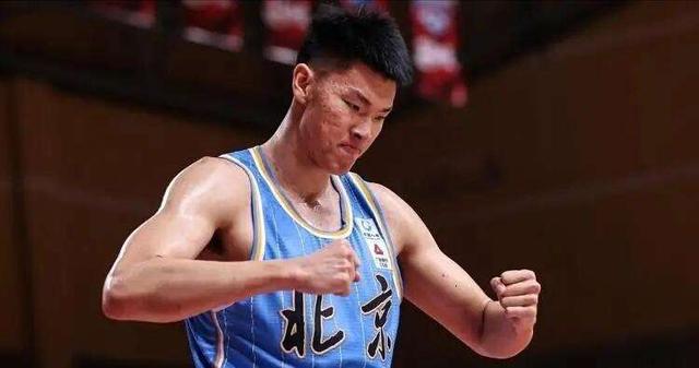 广东男篮|广东秘密抢人，228cm神塔或400万联手杜峰，辽宁3冠王悬了？