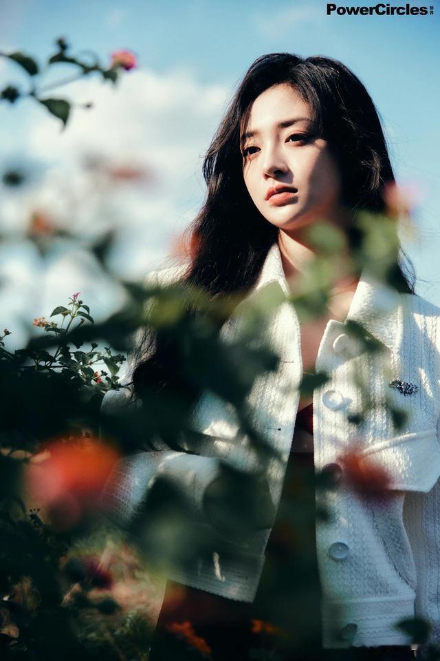 玫瑰|周洁琼红裙写真，玫瑰在冬日盛开