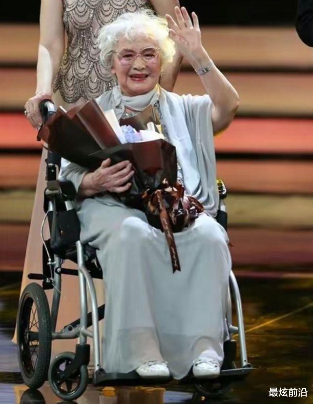 王丹凤|“上海女人”王丹凤美了一辈子，年轻时风华绝代，老了也优雅动人