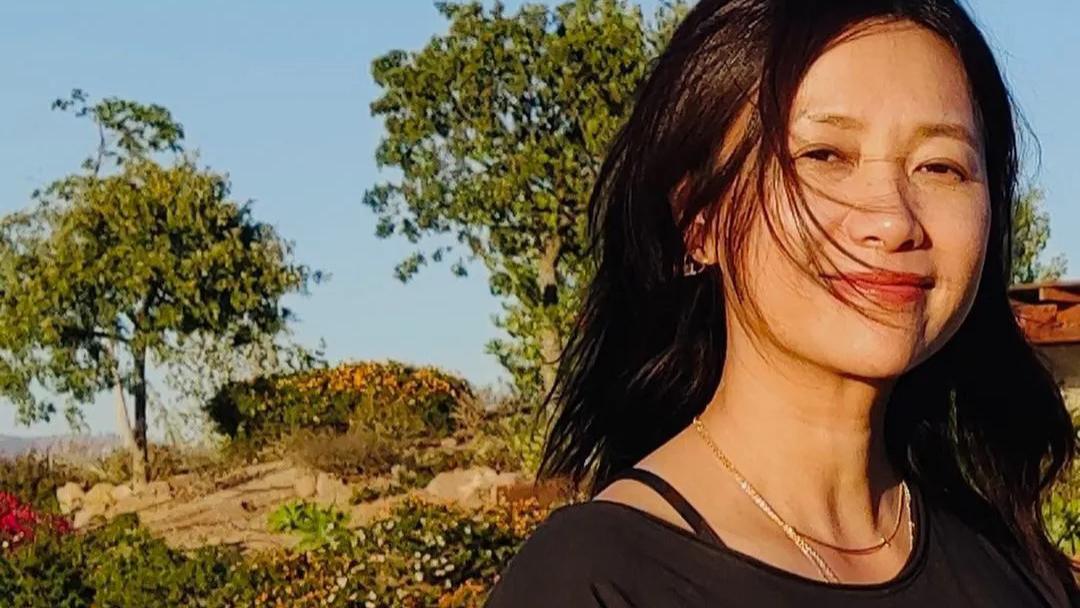 徐静蕾|48岁徐静蕾晒国外惬意生活，带爸妈去当地郊游，黄立行陪女友遛狗