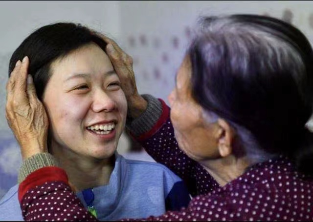 1994年,拾荒老人收养一独臂女弃婴,捡废品供她上学,如今怎么样了?