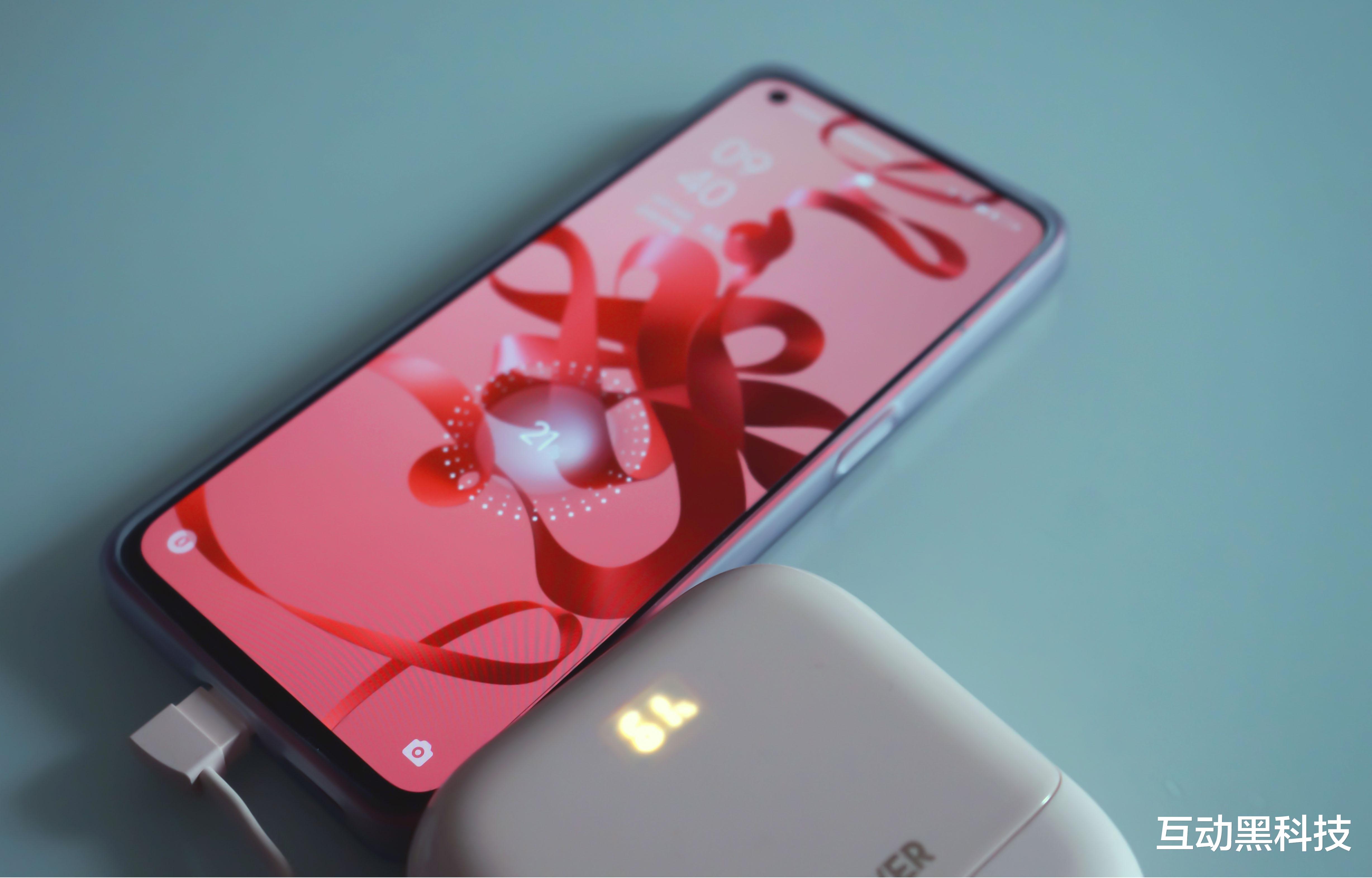 英特尔|迷你身材、公主配色，还不用带线！RAVPower充电宝上手