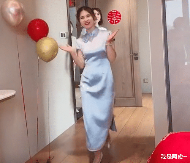 新人结婚婆家12位女性亲属穿旗袍送祝福,网友:气质绝绝子