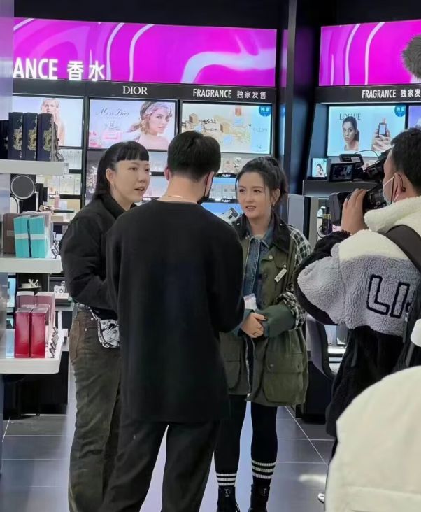 何洁|何洁商场拉人看演出惹争议,每人收费680元,网友:免费都不去