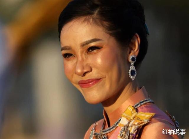 诗妮娜|37岁诗妮娜终于冒头，晒出金灿灿的结婚照，盼望泰王念昔日旧情