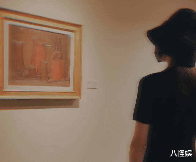 唐嫣 唐嫣与闺蜜看展，眉毛好有辨识度，粉丝调侃：画眉技术依旧没长进