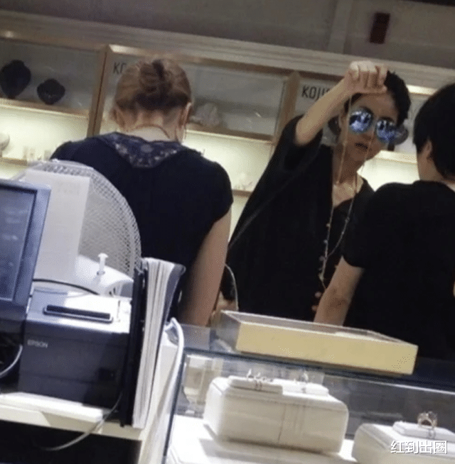 王菲|王菲9年前伦敦购物照曝光,皮肤白皙下巴尖锐,挑中钻石项链有半米长