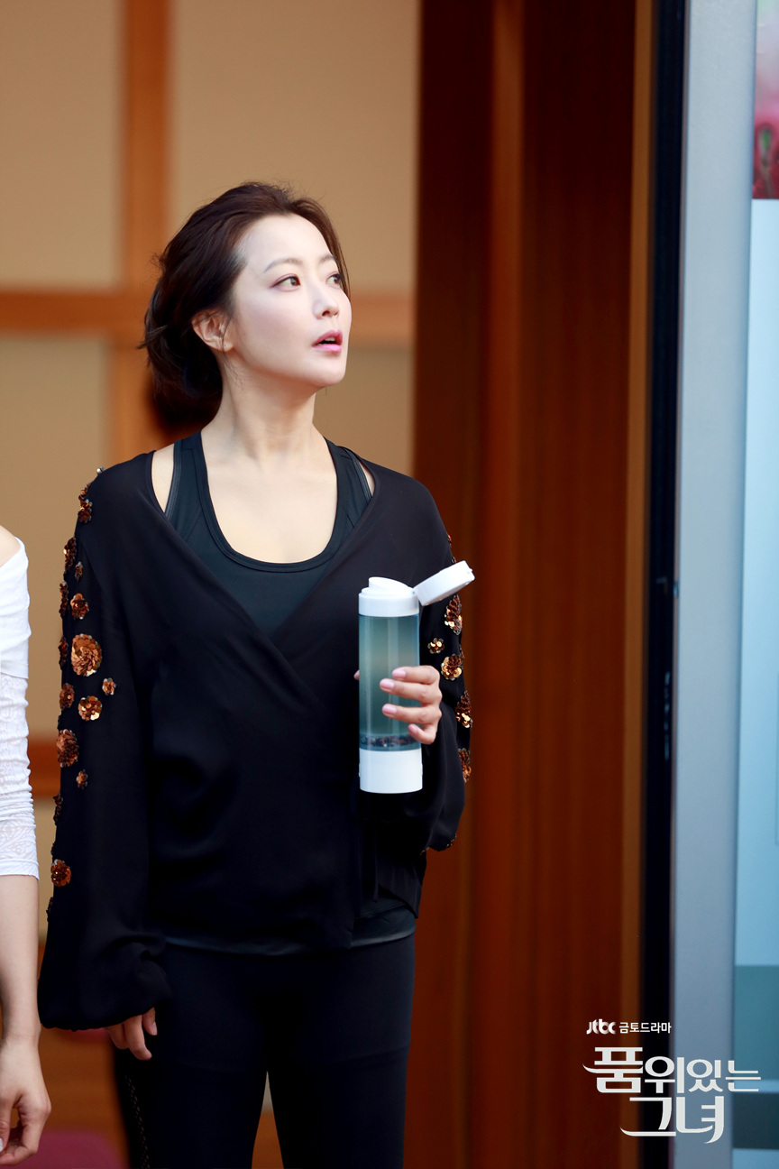 詹妮弗·洛佩兹|当年才没有宋慧乔全智贤的份,曾经的韩国最美女金喜善重出江湖,无畏素颜入镜