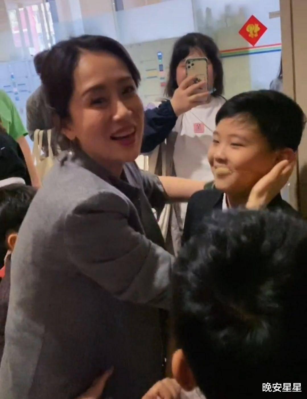 海清|海清跟农村妇女坐一起，皮肤化再黑穿再烂，坐姿拘谨看得出是装的