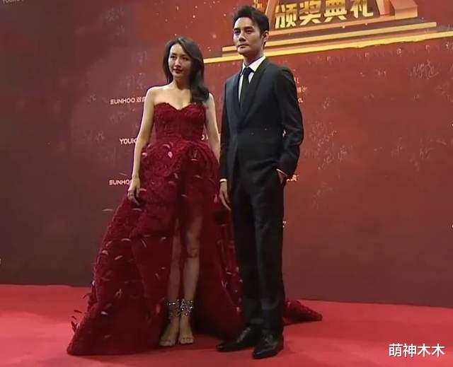 飞天奖|飞天奖红毯来了！关晓彤露肩裙显壮，孙俪黑丝袜失误，王鸥状态佳