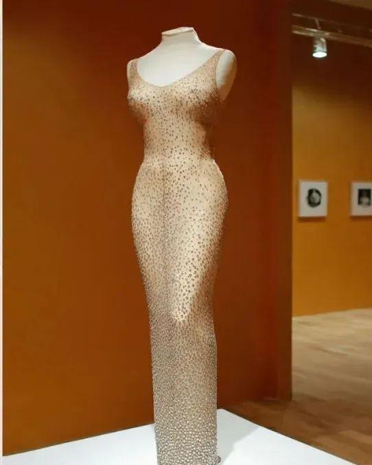 金·卡戴珊|3周减肥14斤，金卡戴珊把自己塞进梦露60年前的钻石裙，暴殄天物