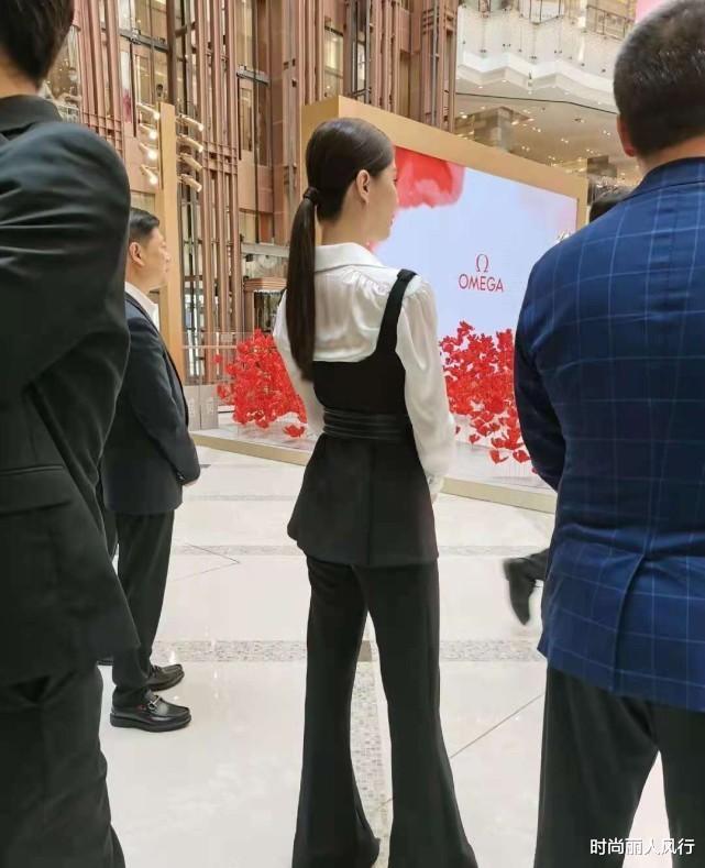 刘诗诗低调开工！一亮相就封神，穿白色梳丸子头生图状态太完美