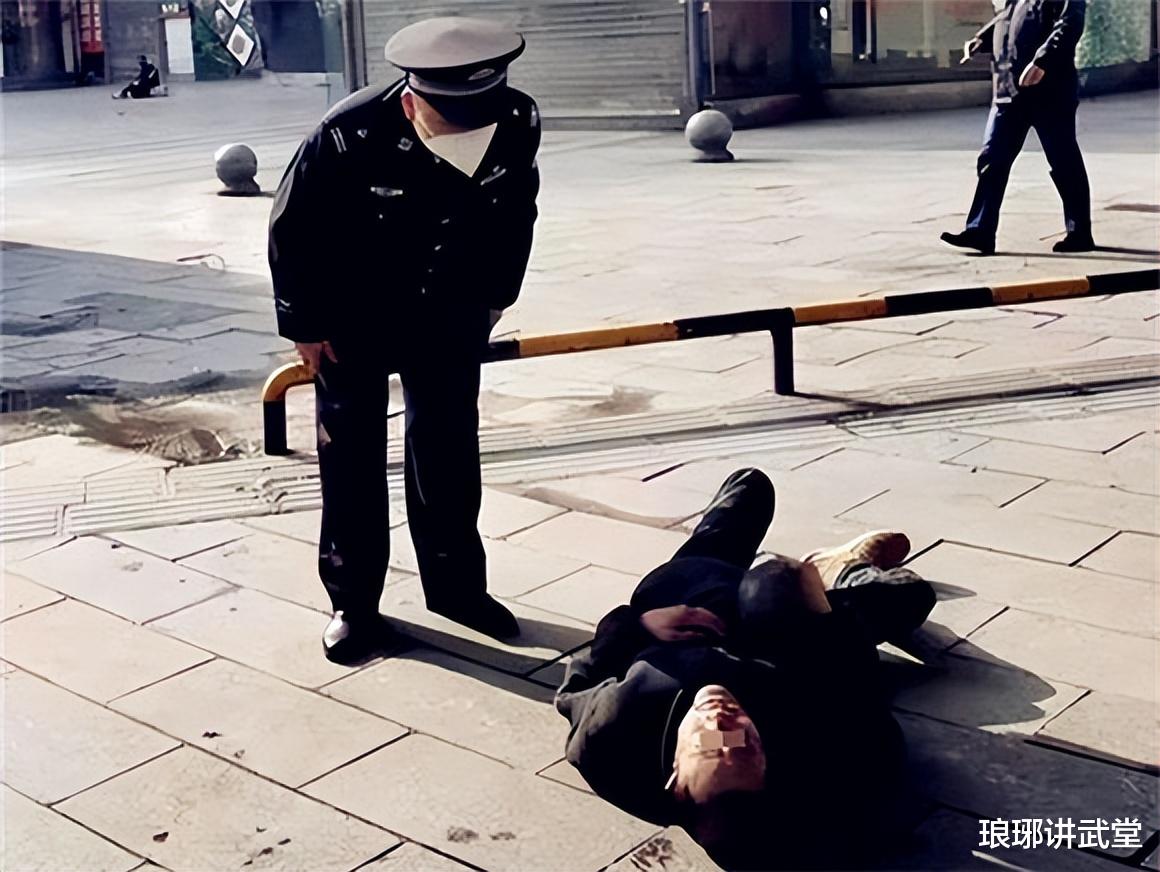 案例:汽车突然鸣笛致老人受惊倒地猝死,家属索赔34万,法院判了