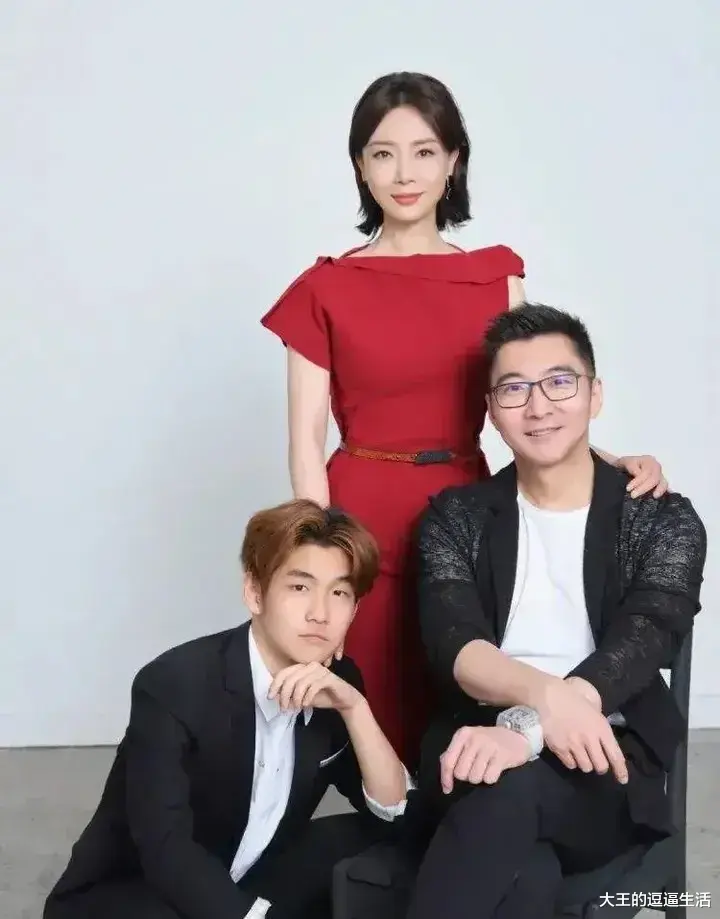 陈数|陈数一家三口拍写真!没有亲生孩子的她,堪称娱乐圈的模范继母。