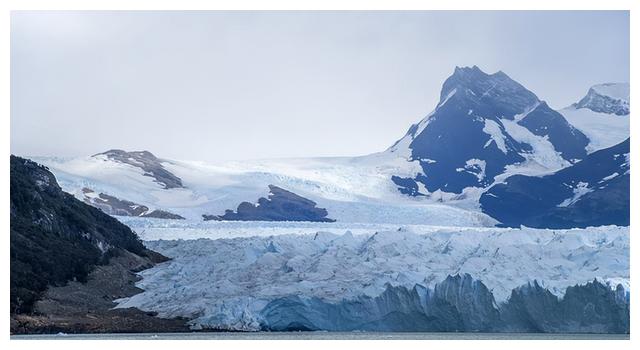 巴塔哥尼亚|智利巨大冰川轰然崩塌：坠入200多米河谷，扬起白色的“烟雾”