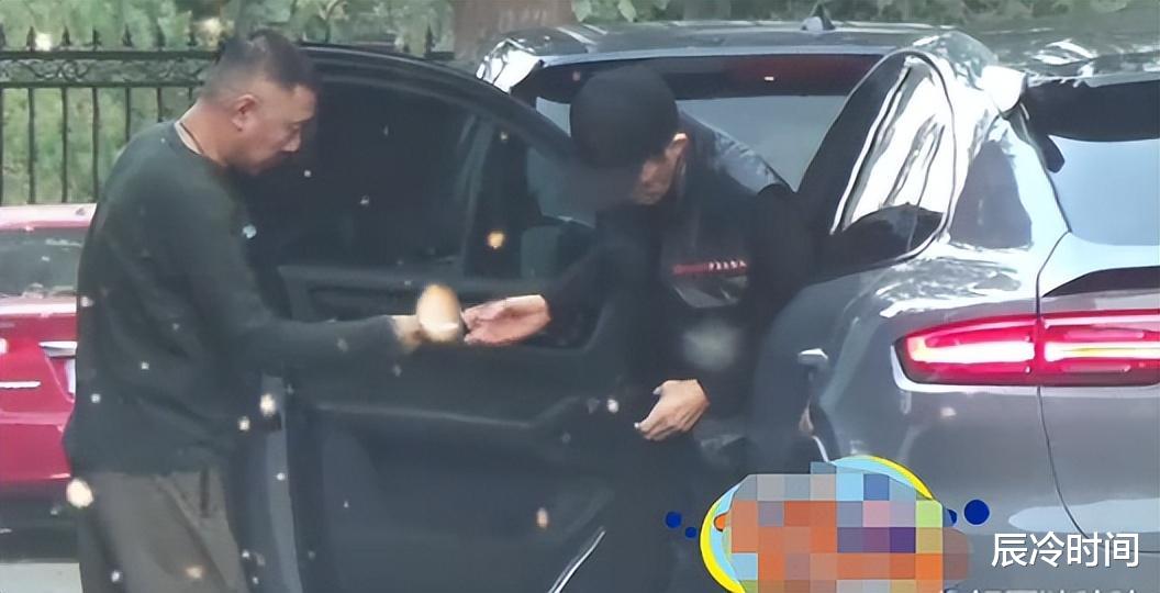 张艺谋|张艺谋开百万豪车上班，72岁仍精神十足，员工和助理门口迎接跟随