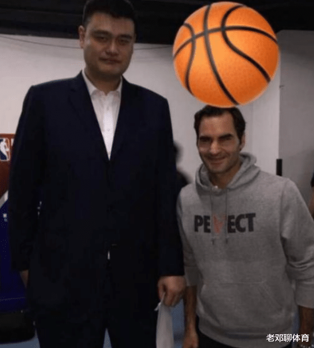 姚明|明星跟姚明合影不想显尴尬，那是各显神通！成龙踩桌子 杨幂机智