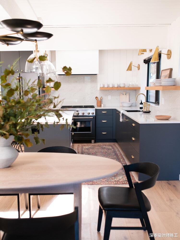 100㎡现代复式,巧用原木刻画空间档次感,客厅搬上二楼照样很出彩