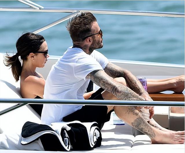 哈珀·贝克汉姆|贝克汉姆一家游艇度假 罗密欧和女友米娅好配 小七继续放飞