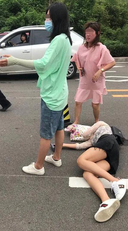 青岛3个女孩围殴保安,保安怒急还手,结局很舒适