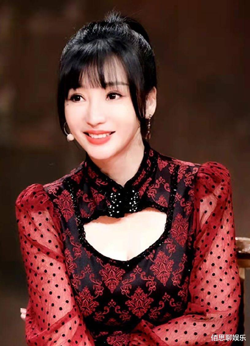 柳岩|柳岩穿旗袍凸显S腰，前凸后翘的身材，一微笑更加迷人