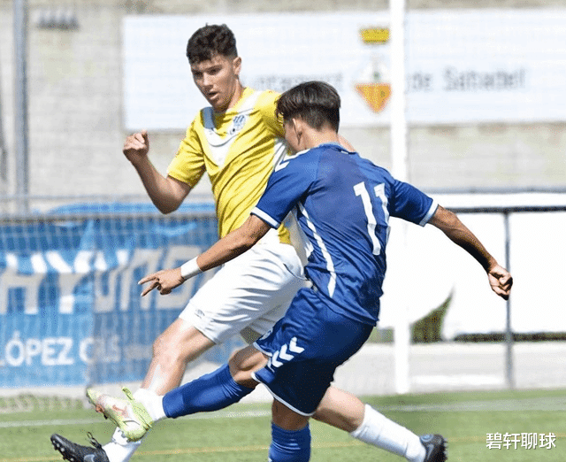 何小珂|官宣!留洋前锋18岁1人入选:首次进入联赛 33号份,感动巴萨名宿