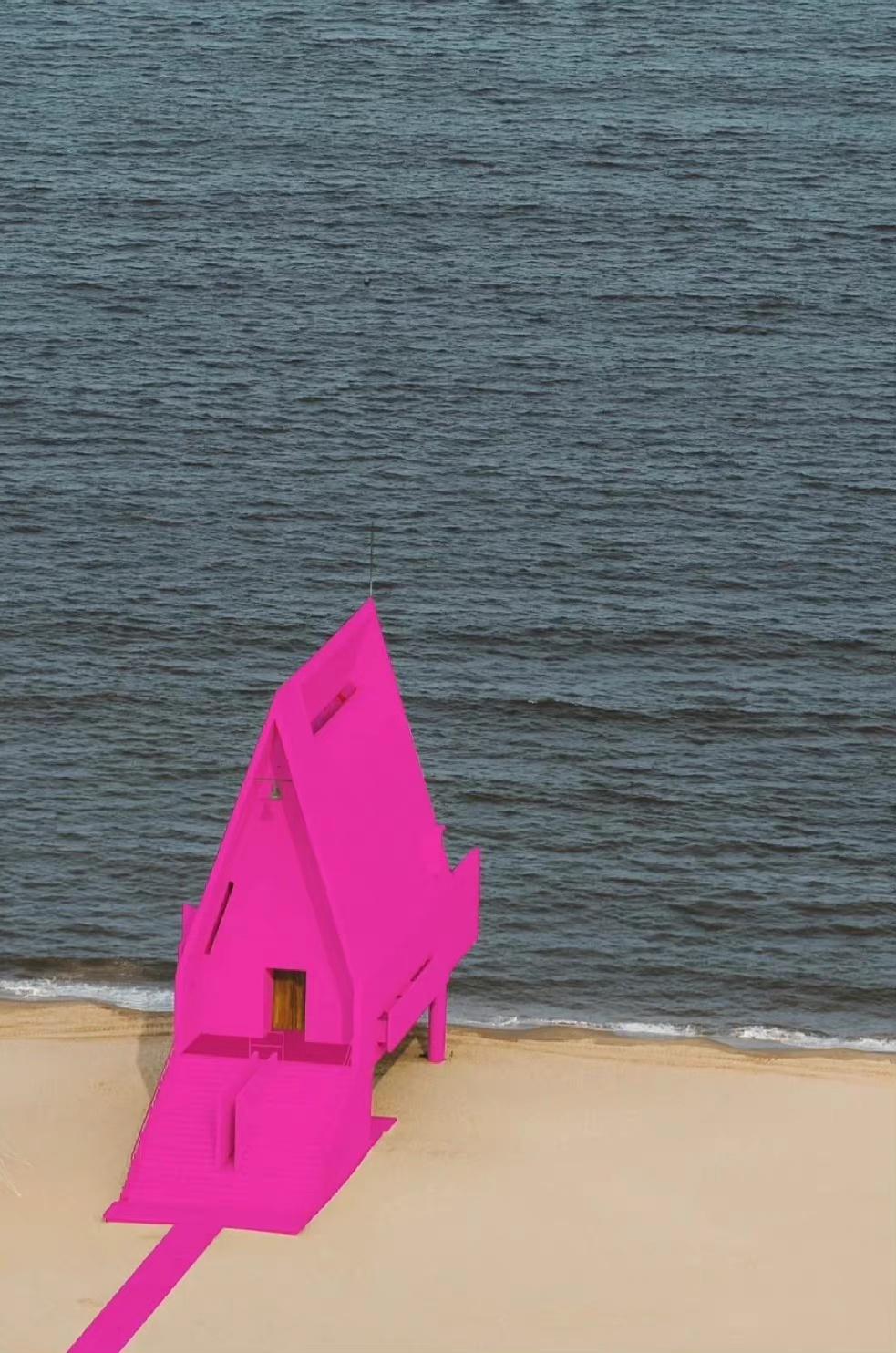 护肤品 阿那亚标志性建筑纯白教堂破格改为Pink PP颜色，激发艺术狂想