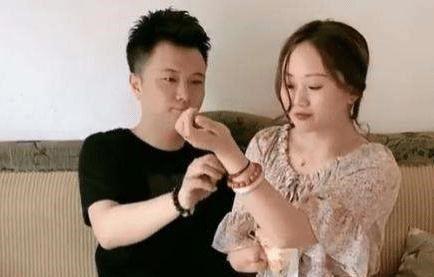 阿娇|“连体夫妇”走红后，无腿丈夫却劈了腿，共苦却不能同甘！