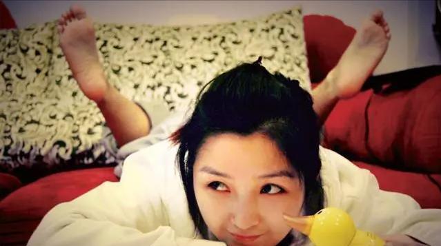 何洁|何洁：婚内出轨却倒打一耙，三个孩子两个爹，玩得那叫一个溜