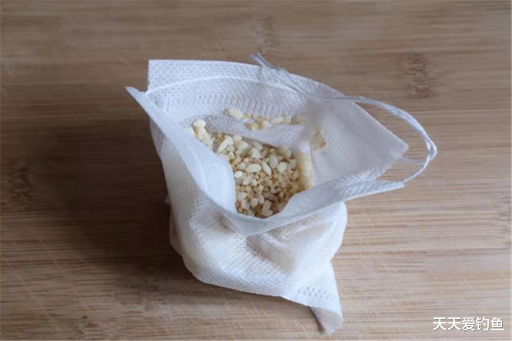 饵料|冬钓鲫鱼，天气越冷发窝越慢，这些非常规打窝手法，聚鱼效果翻倍