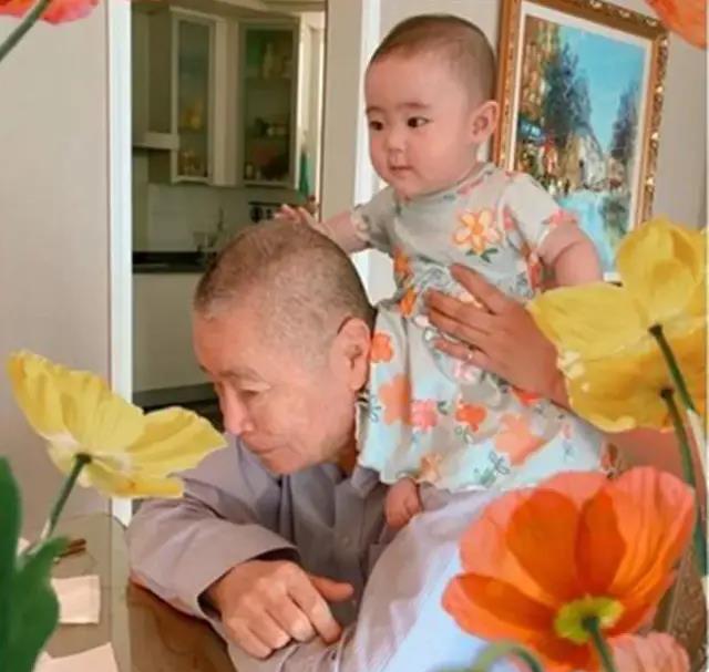 刘谦|该抱孙子的年龄当了爹!7位父爱如山的男星,有的把儿子宠进监狱