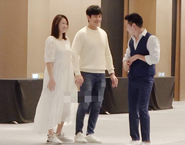 陈乔恩|陈乔恩带老公与明道聚会,喝6000一瓶酒,眼睛笑眯众人嗨到脸通红