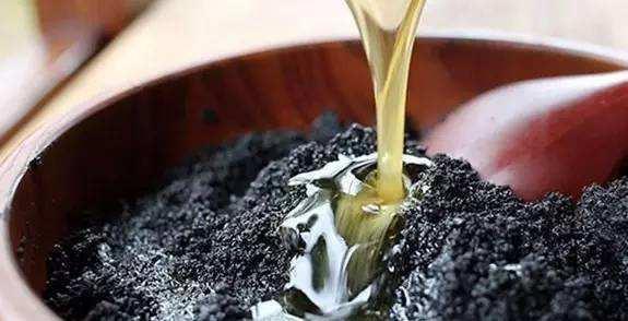 白发|吃黑芝麻,能“以色补色”治好白发?告诉你真正解决白头发的办法