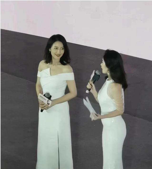 高圆圆|高圆圆现身商演，一袭白裙显得温文尔雅，受到众多粉丝的欢迎