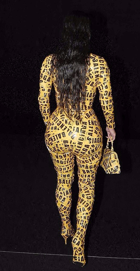 石原里美|金卡戴珊这身新造型好美！橙色羽毛披肩好霸气，比“胶带装”好看