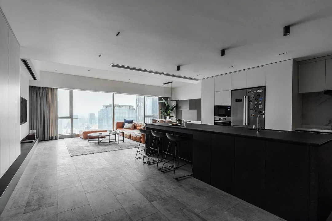 爆改200m2精装房:黑白灰+木色组合,让这个家更显精致!